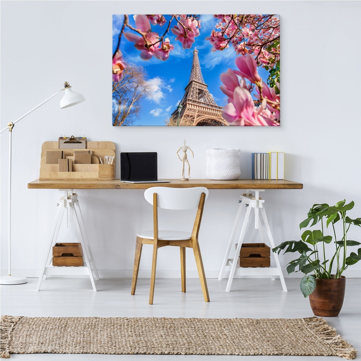 Eiffeltårnet mellom magnoliaene