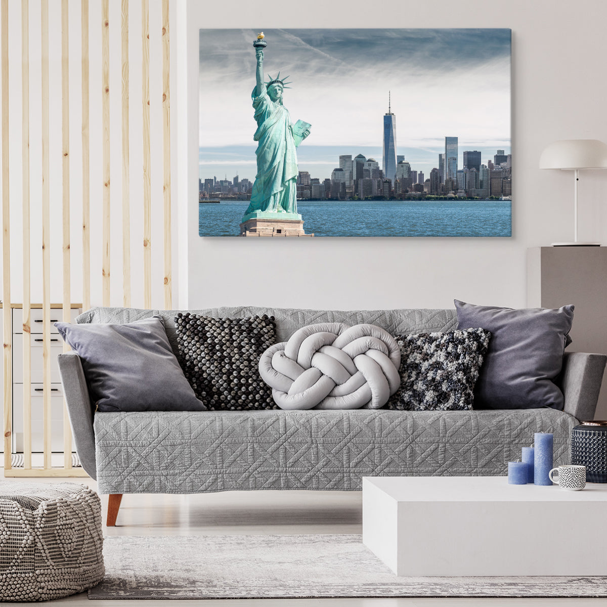 Frihetsgudinnen mot bakteppet av skyskrapere i new york city