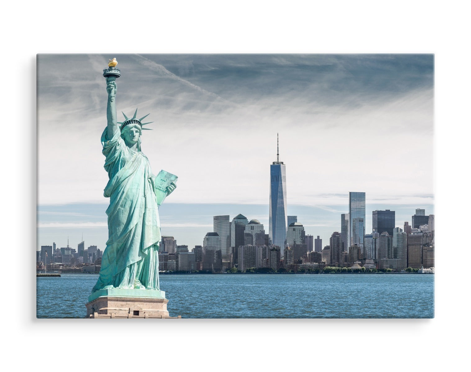 Frihetsgudinnen mot bakteppet av skyskrapere i new york city