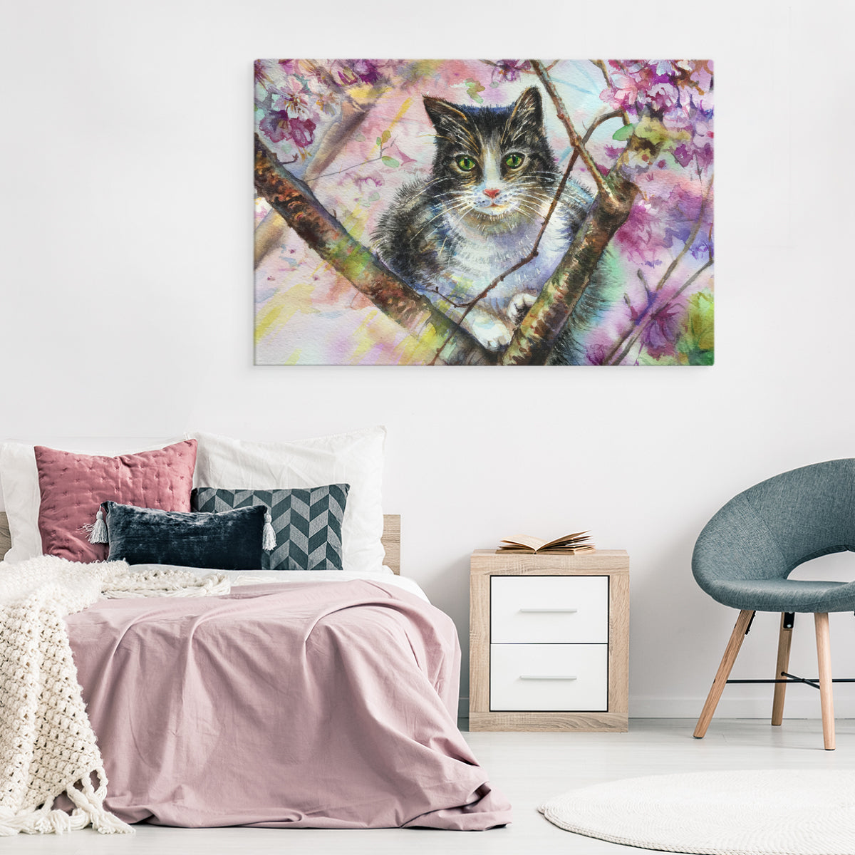 Katt i en blomstrende hage