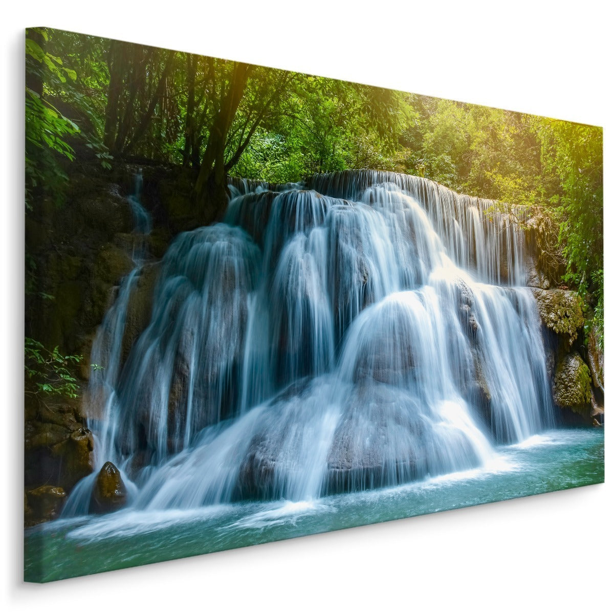 Foss midt i en 3d-skog