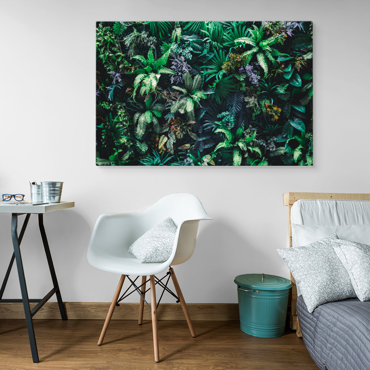 En hage full av tropiske blader og blomster