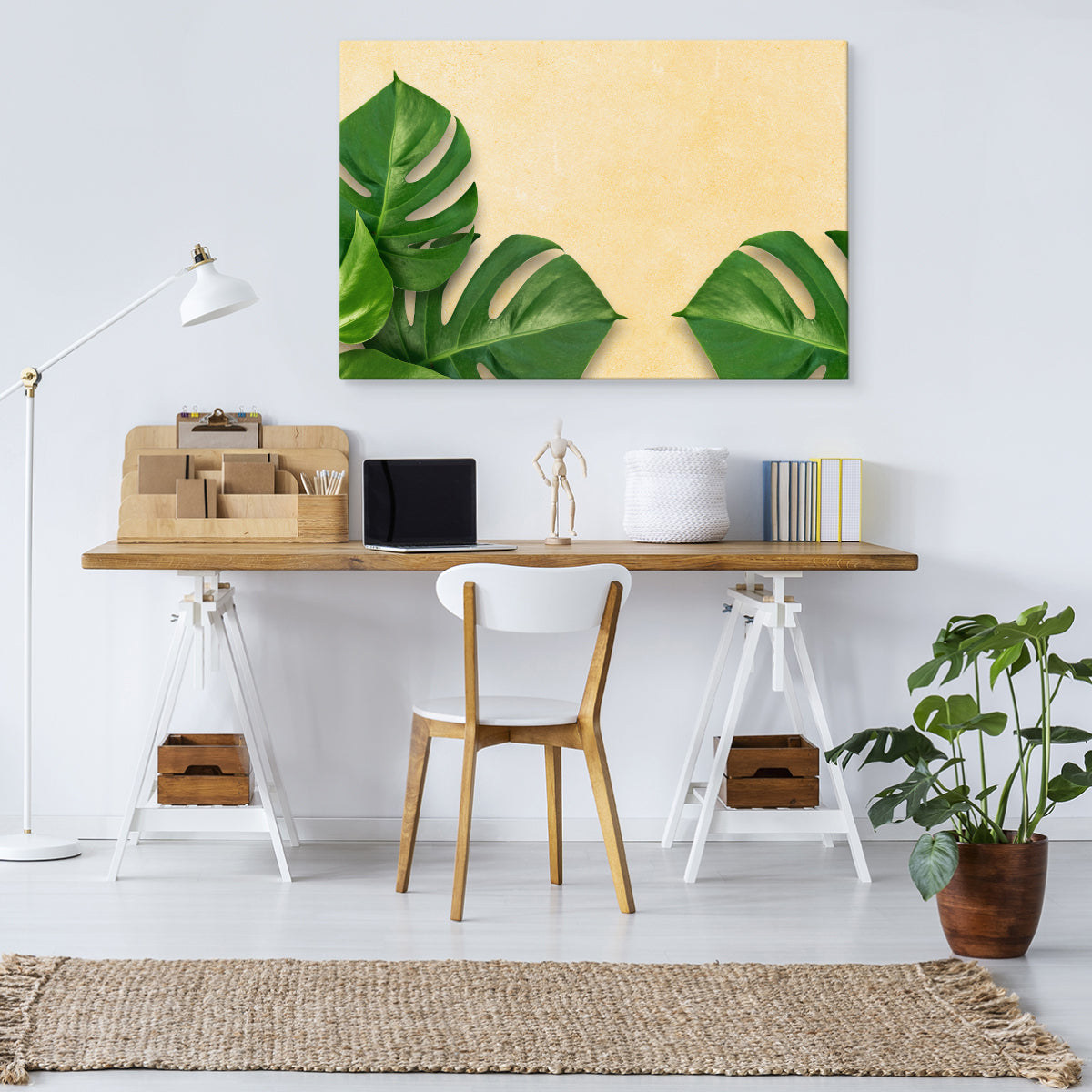 Monstera blader på en beige bakgrunn