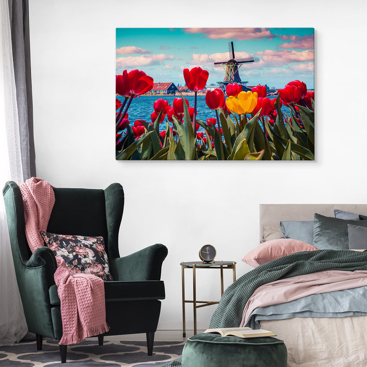 Tulipaner på en nederlandsk vindmøllebakgrunn