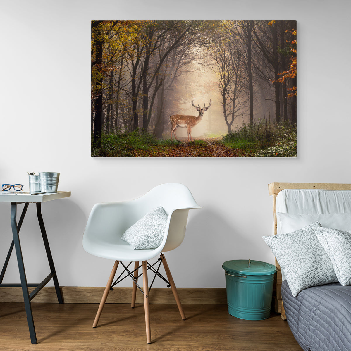 Et rådyr midt i skogen