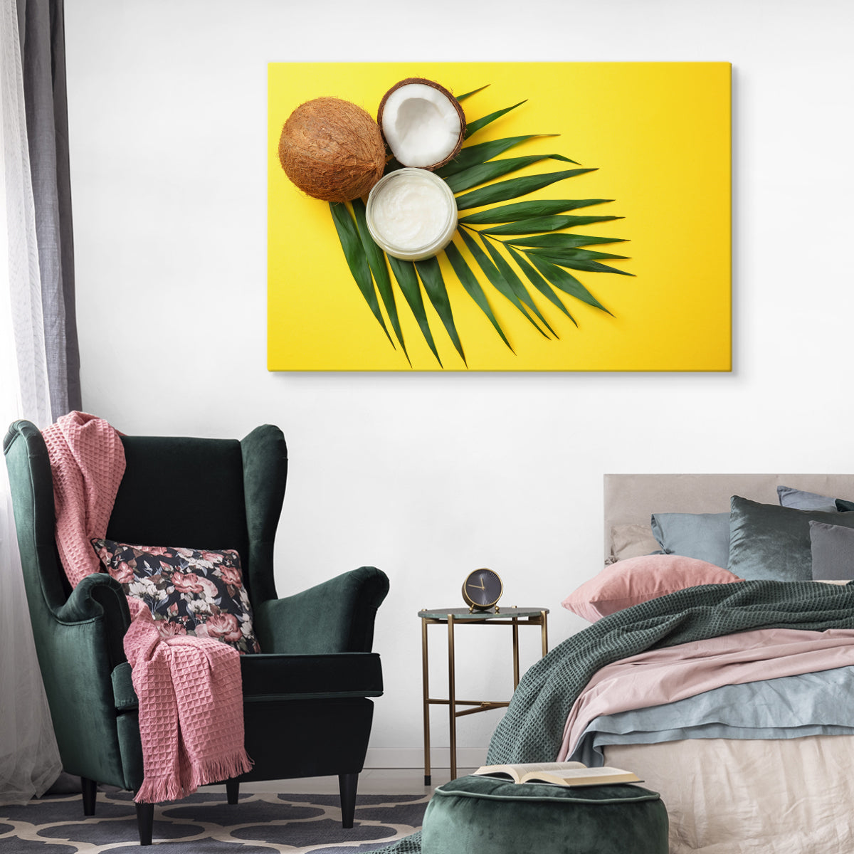 Blad- og kokosnøttfrukt på gul bakgrunn