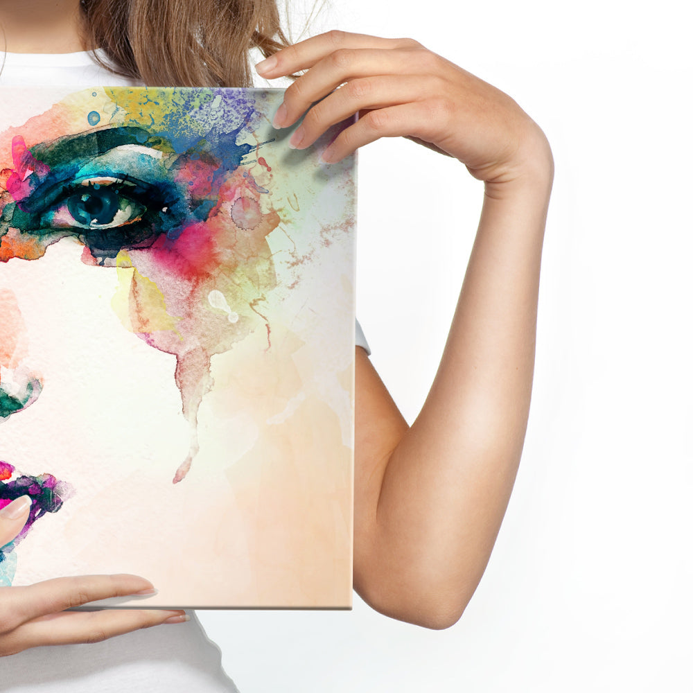 Kvinners ansikt med malt akvarell