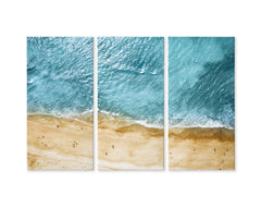 flerdeltluftfoto over havet og stranden